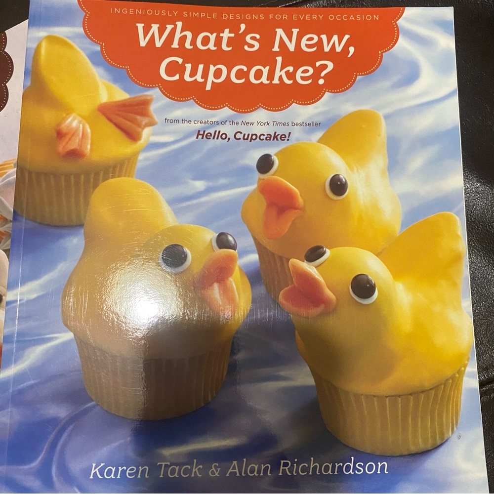 🧁 Cupcake Decorating Book Set – 2 Books - Picture 2 of 5